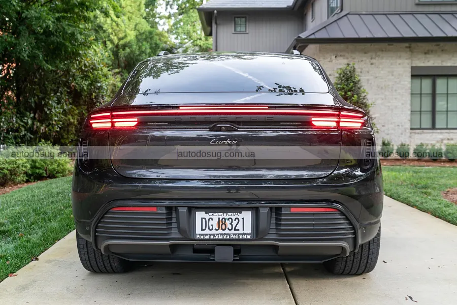 Porsche Macan Turbo EV різко просів у ціні
