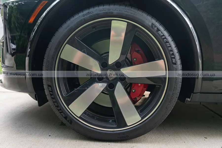 Porsche Macan Turbo EV різко просів у ціні