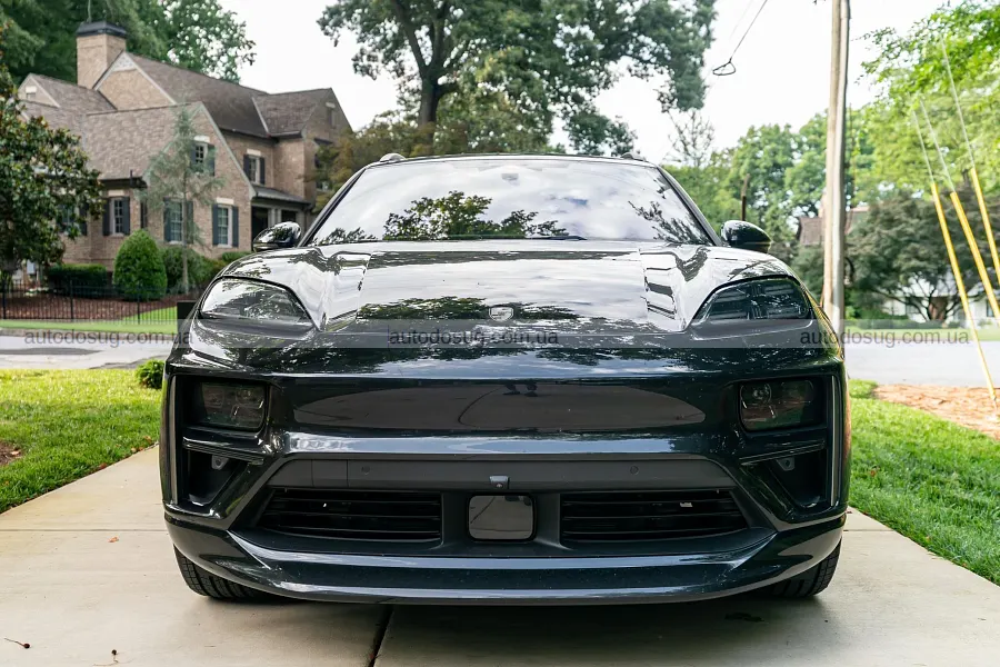 Porsche Macan Turbo EV різко просів у ціні