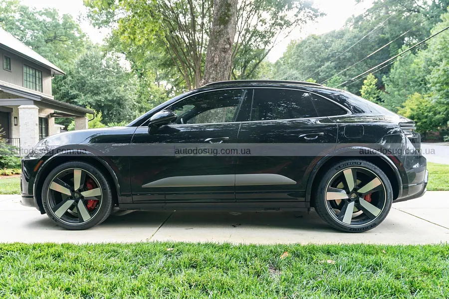 Porsche Macan Turbo EV різко просів у ціні