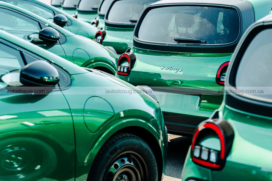 Renault показав у Британії сотню нових Twingo