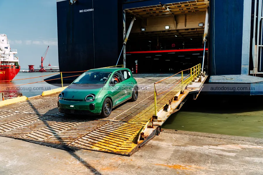 Renault показав у Британії сотню нових Twingo