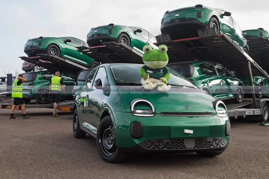 Renault показав у Британії сотню нових Twingo
