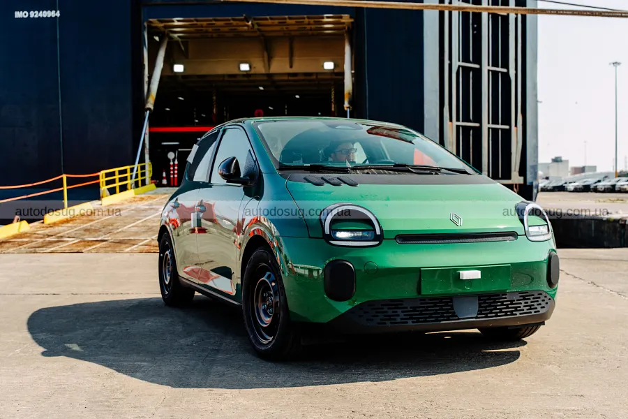 Renault показав у Британії сотню нових Twingo