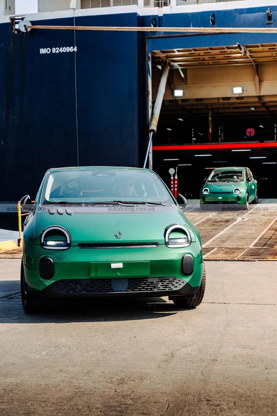 Renault показав у Британії сотню нових Twingo
