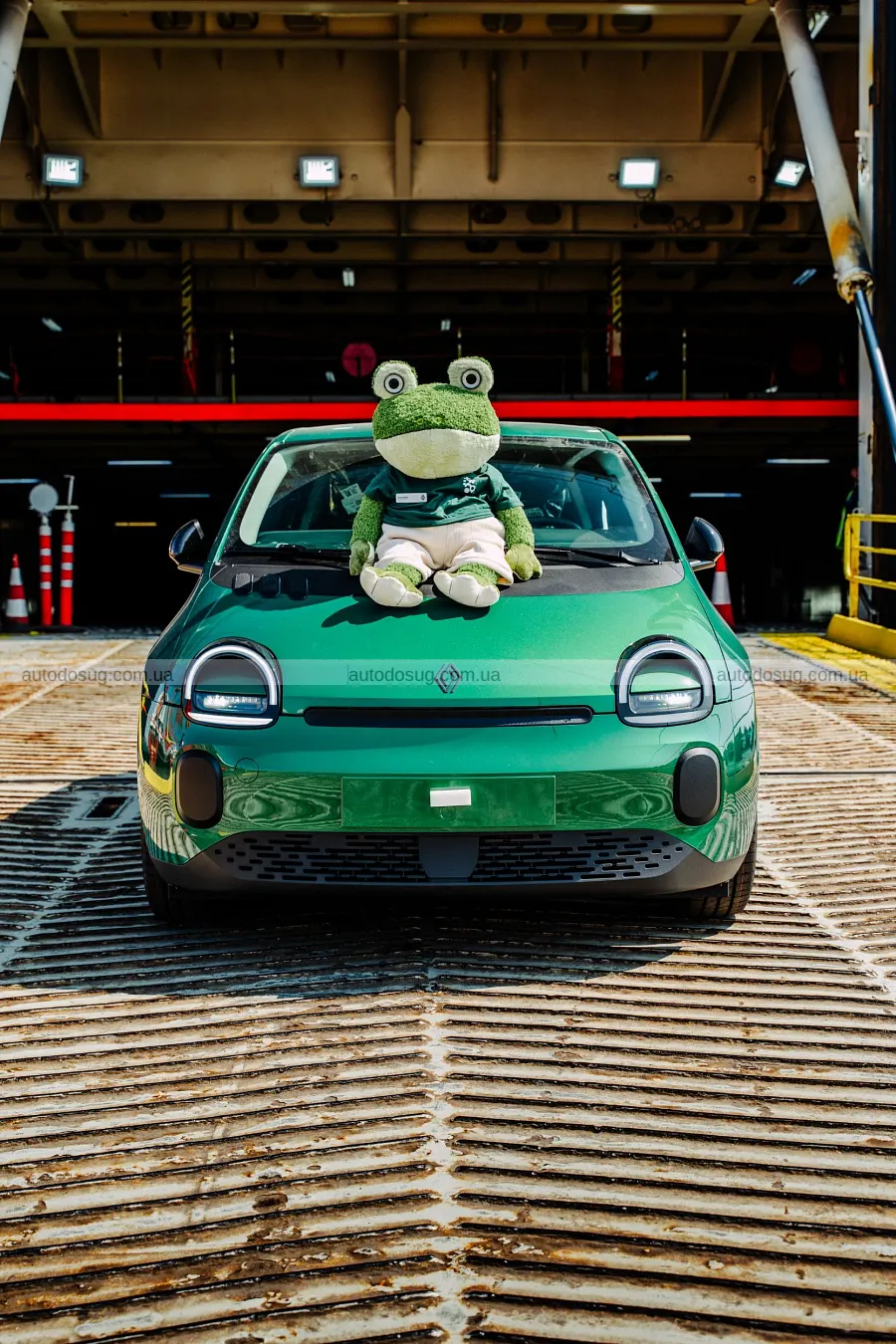 Renault показав у Британії сотню нових Twingo
