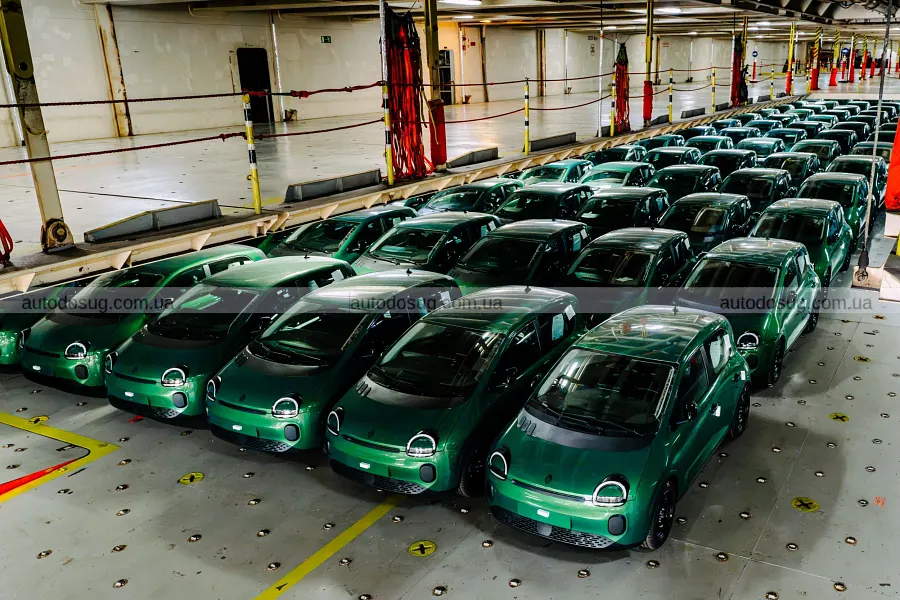 Renault показав у Британії сотню нових Twingo