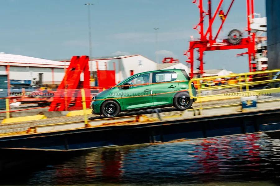 Renault показав у Британії сотню нових Twingo