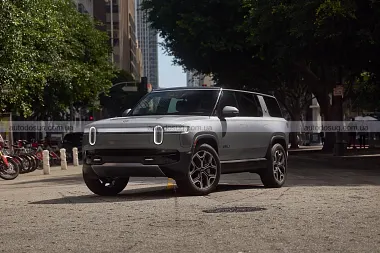 Rivian оновила R1S і додала крісла, на які чекали