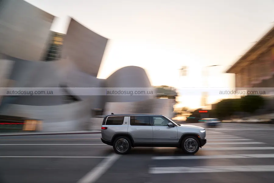 Rivian оновила R1S і додала крісла, на які чекали