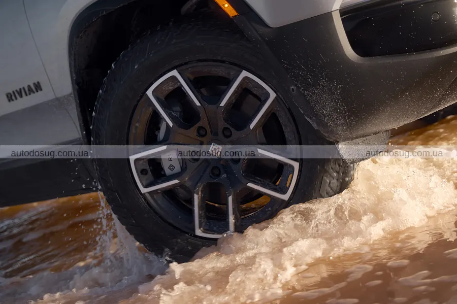 Rivian оновила R1S і додала крісла, на які чекали