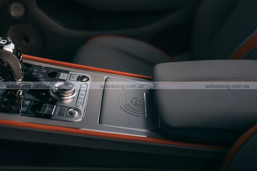 Bentley присвятив Continental космічній трійці