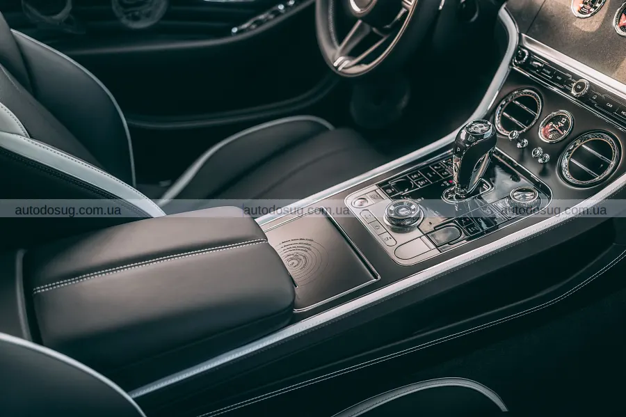Bentley присвятив Continental космічній трійці