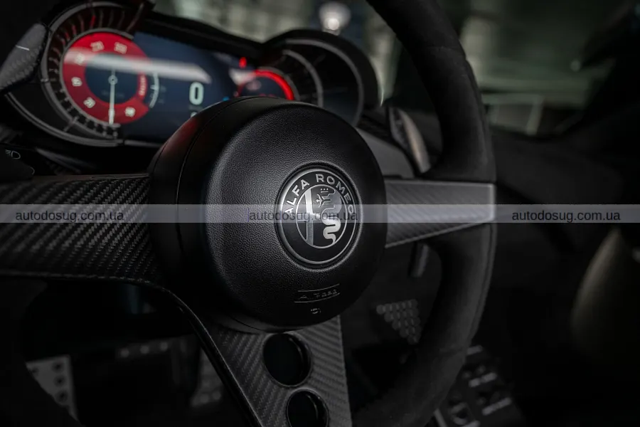 Чорна Alfa Romeo 33 Stradale отримала версію Perla Nera