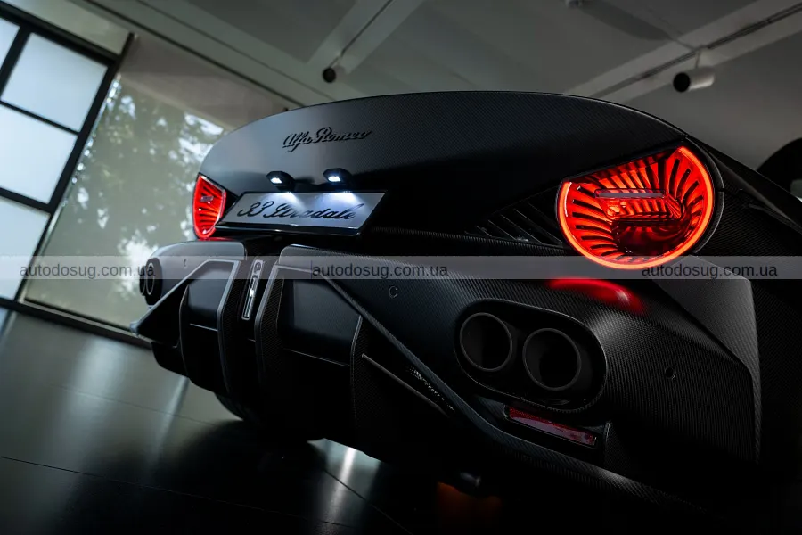 Чорна Alfa Romeo 33 Stradale отримала версію Perla Nera