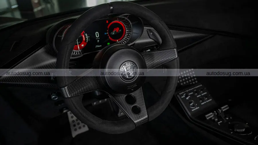 Чорний Alfa Romeo 33 Stradale показали в Арезе