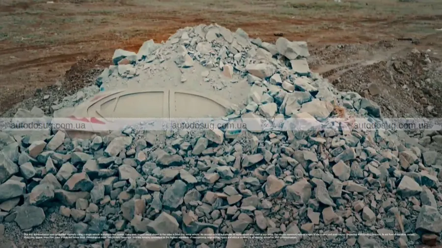 Дешевий седан Tata засипали 20 тоннами гравію