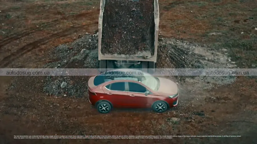 Дешевий седан Tata засипали 20 тоннами гравію