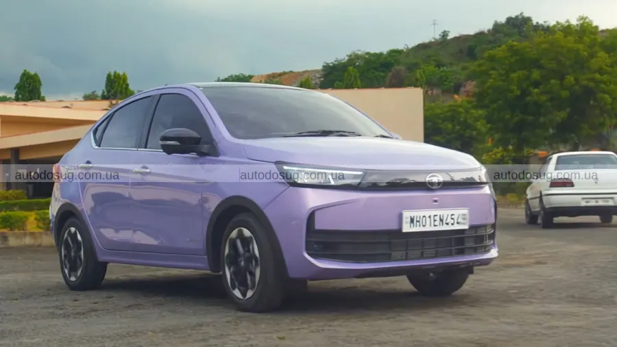 Дешевий седан Tata засипали 20 тоннами гравію