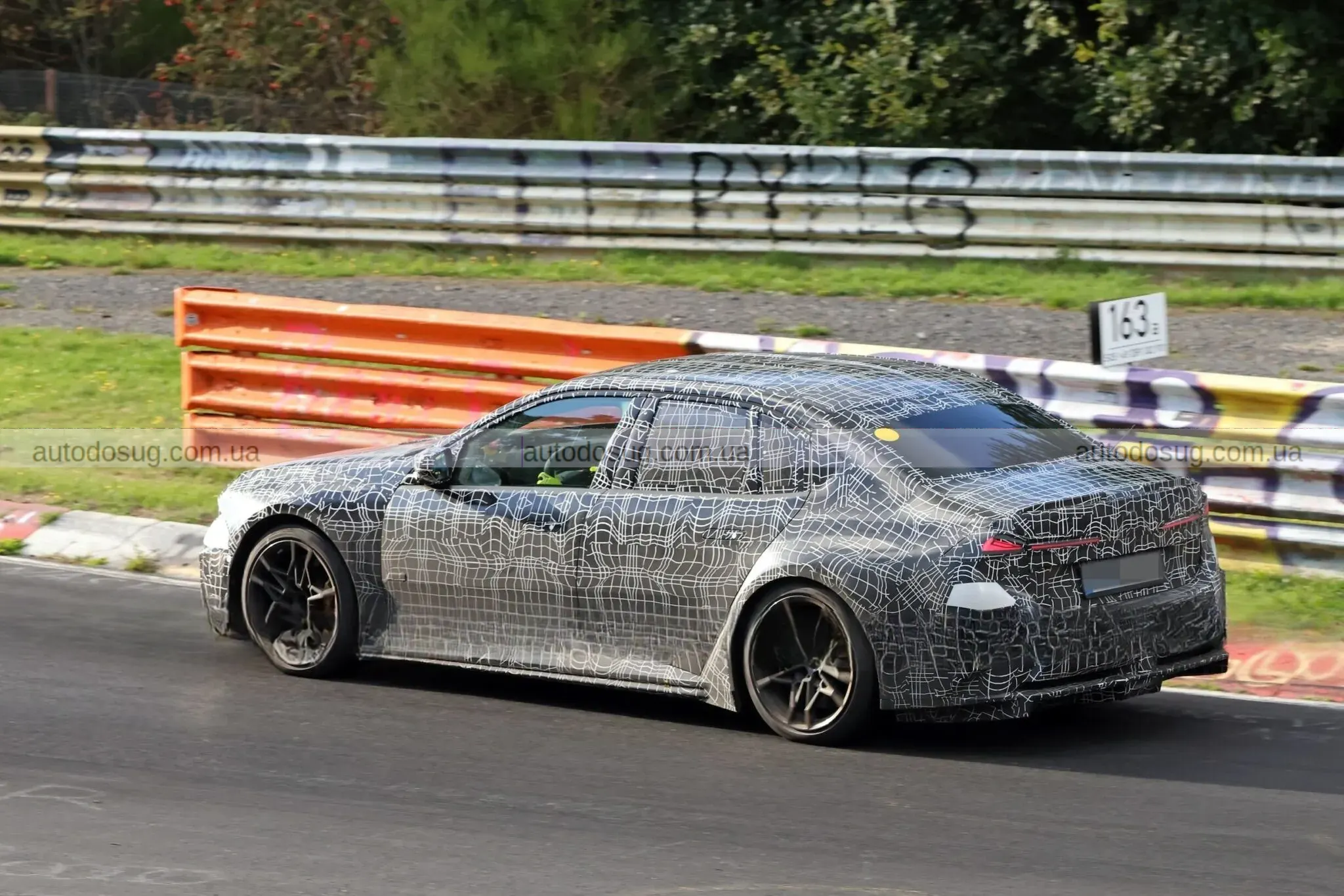 Електричний BMW M3 вже ковзає на Нюрбургрингу