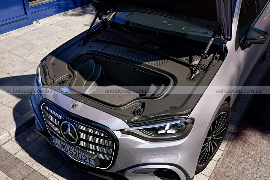 Електричний Mercedes C 300 зблизився з C 400
