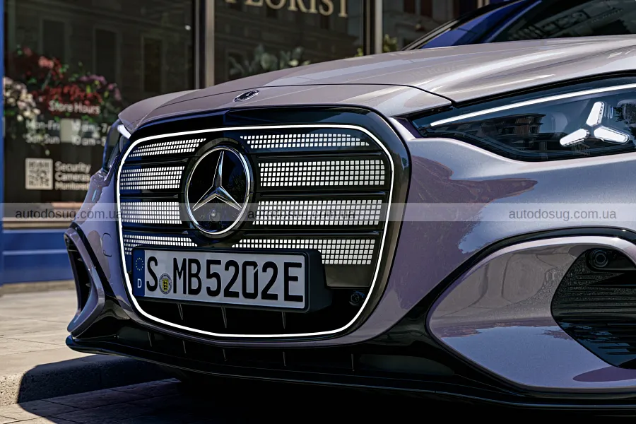Електричний Mercedes C 300 зблизився з C 400