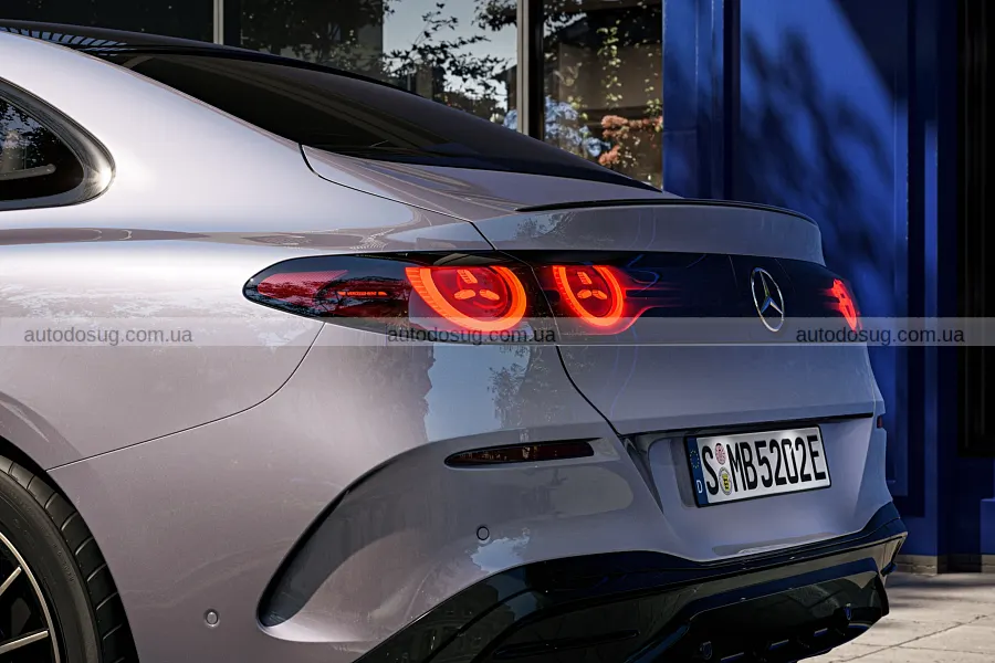 Електричний Mercedes C 300 зблизився з C 400