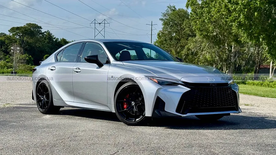 Lexus IS знову додав у ціні і отримав нову версію
