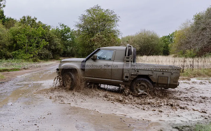 Новий Defender пішов у військову версію