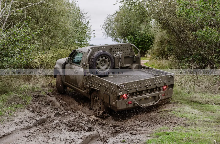 Новий Defender пішов у військову версію