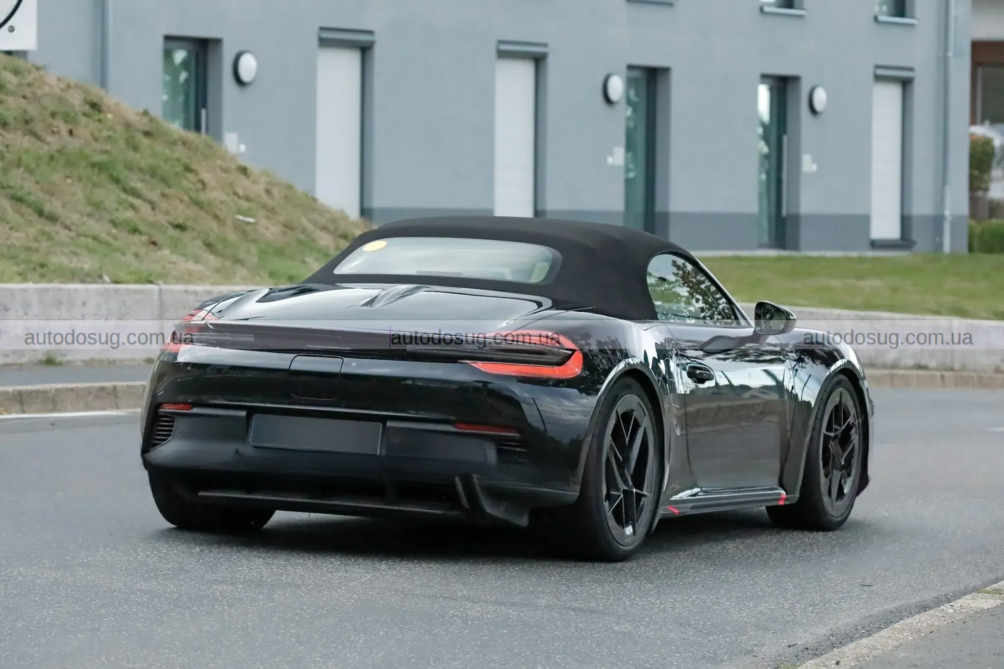 Новий Porsche Boxster EV показали майже без маски
