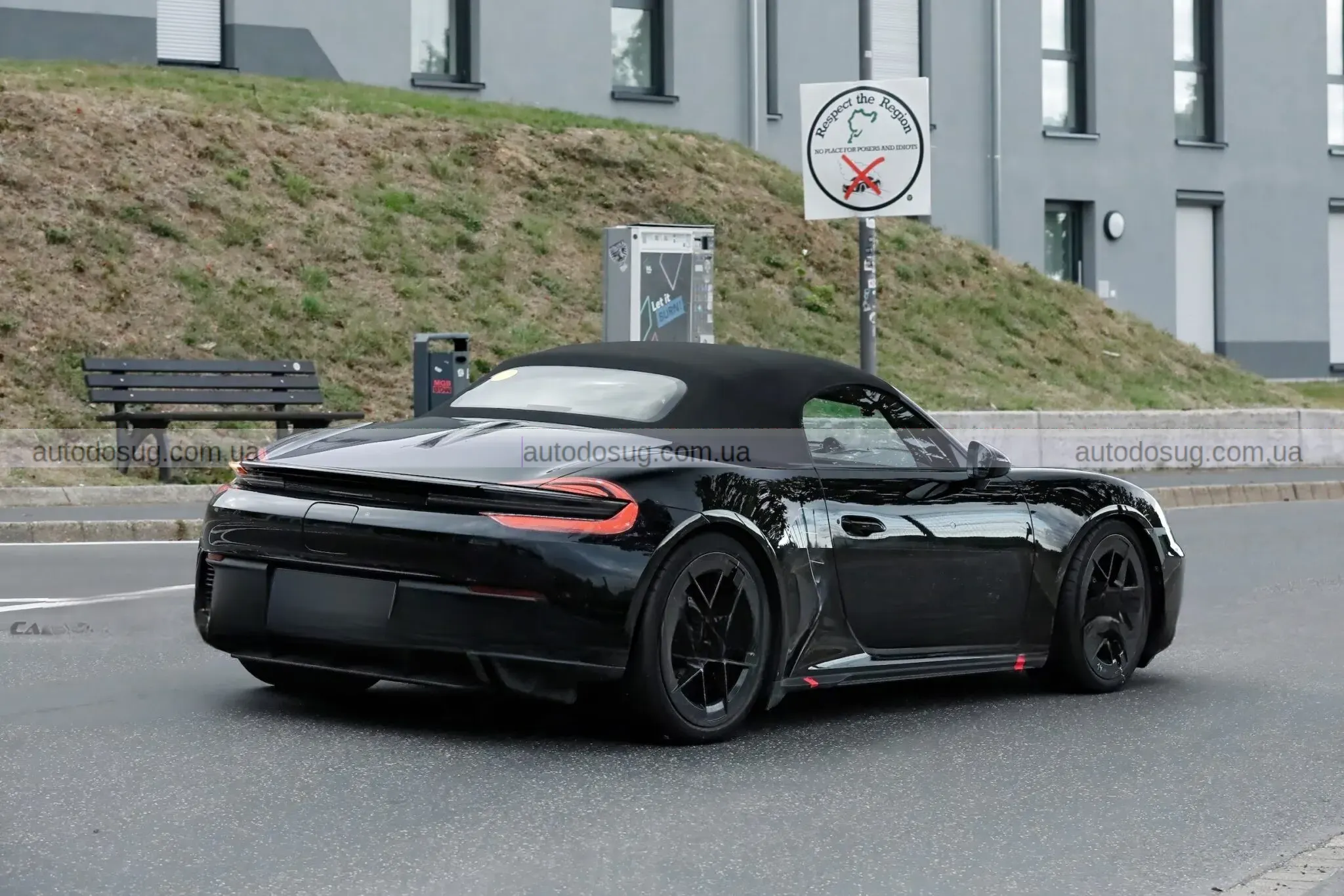 Новий Porsche Boxster EV показали майже без маски