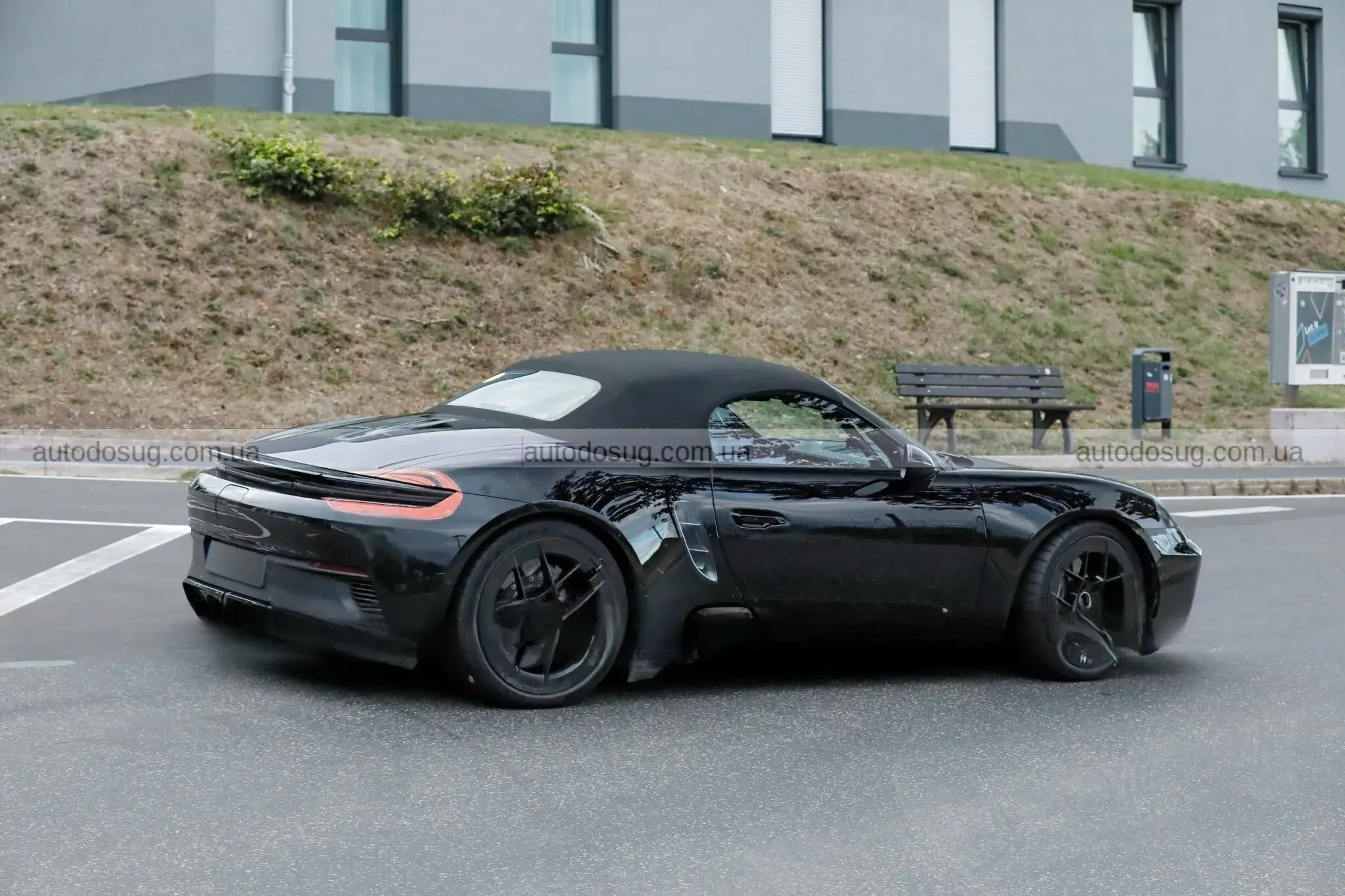 Новий Porsche Boxster EV показали майже без маски