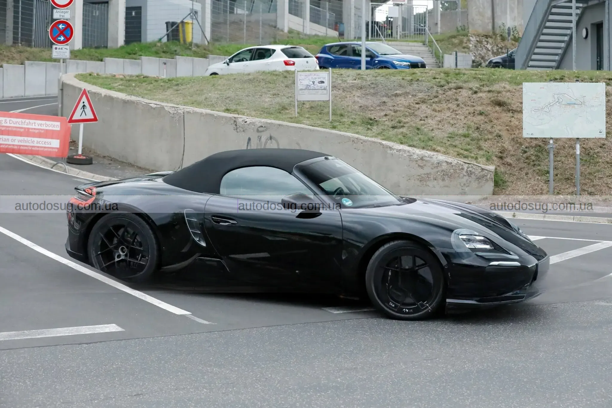 Новий Porsche Boxster EV показали майже без маски