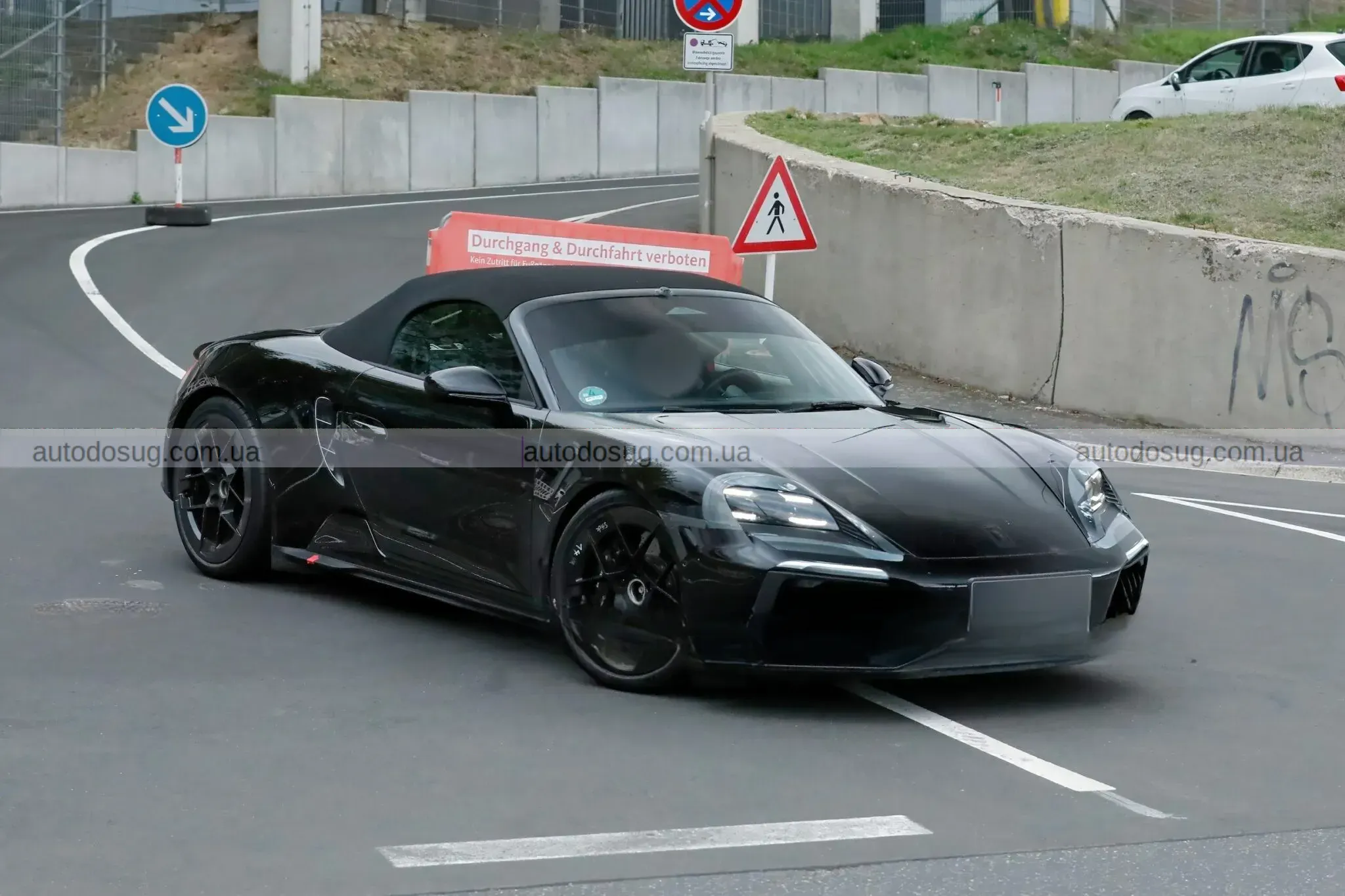 Новий Porsche Boxster EV показали майже без маски