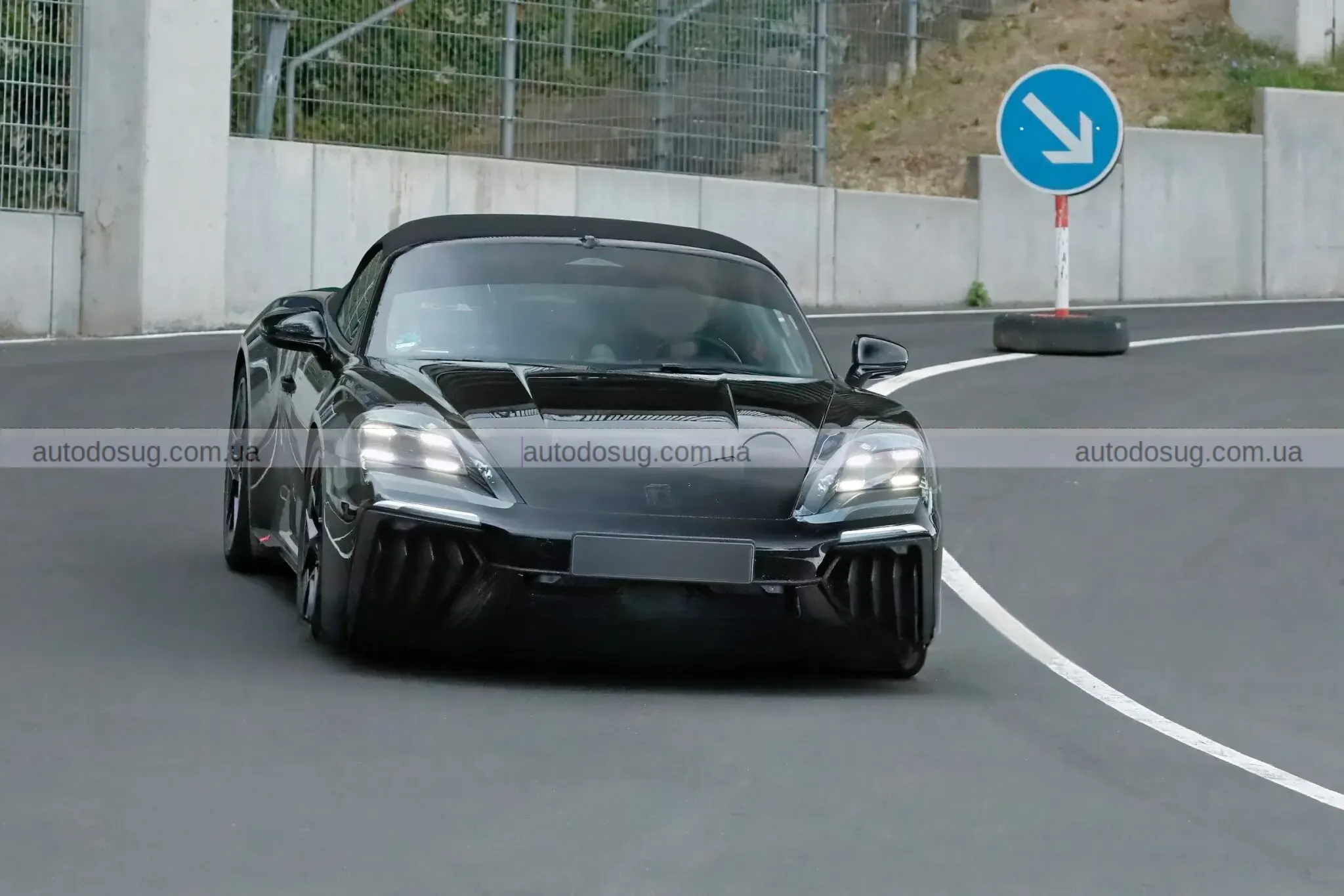 Новий Porsche Boxster EV показали майже без маски