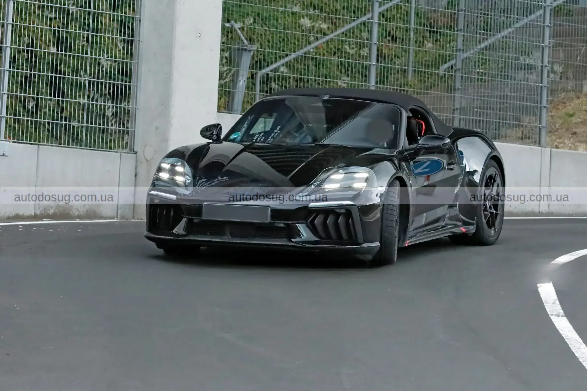 Новий Porsche Boxster EV показали майже без маски