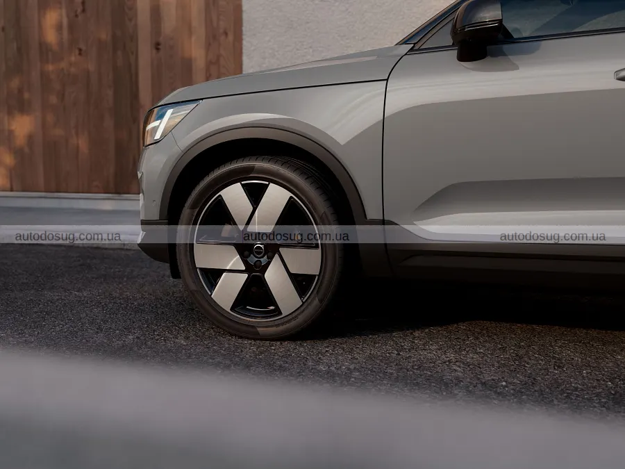 Оновлені Volvo XC40 та EX40 отримали новий салон
