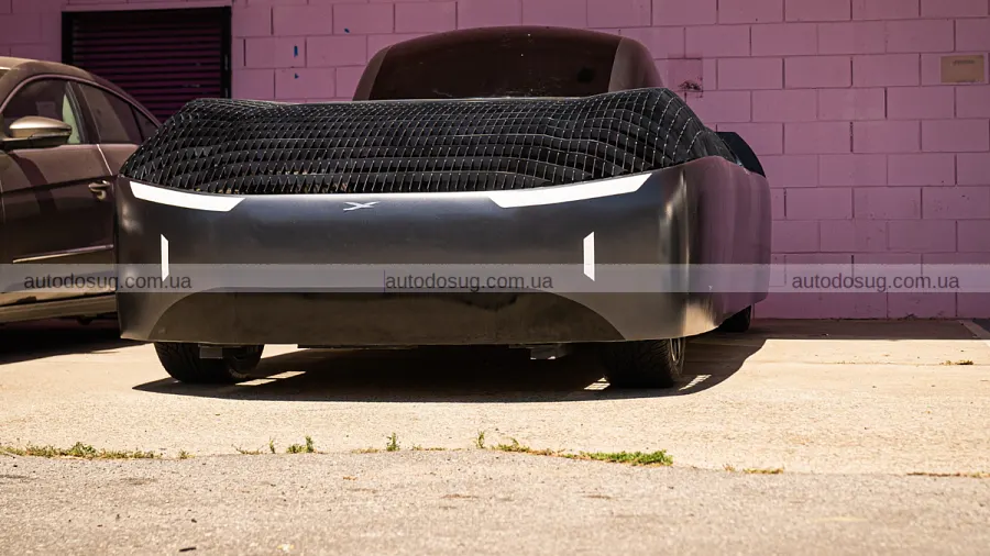 Alef підняла авто в повітря на тлі Roadster Tesla