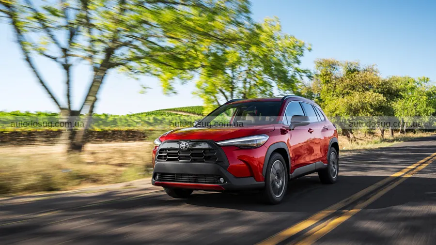 Гібридний Toyota Corolla Cross відчутно подорожчав і відірвався від бензинової версії