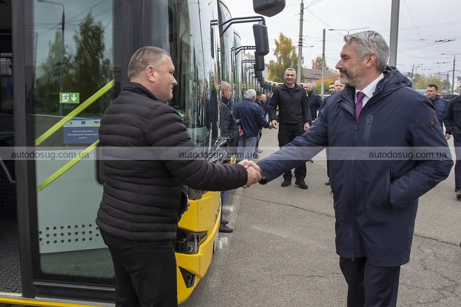 Нові автобуси вже вийшли на маршрути Києва