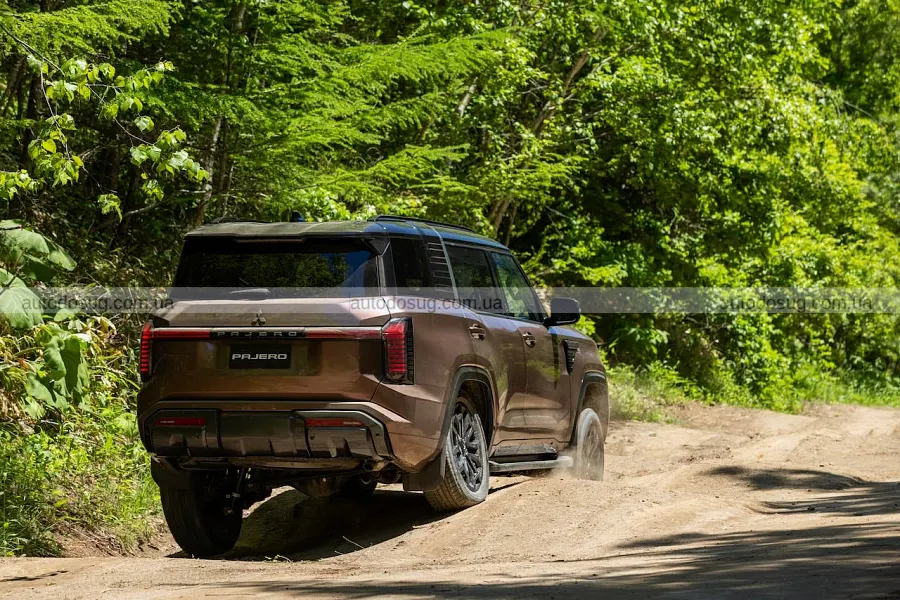Новий Pajero вразив салоном не гірше Land Cruiser