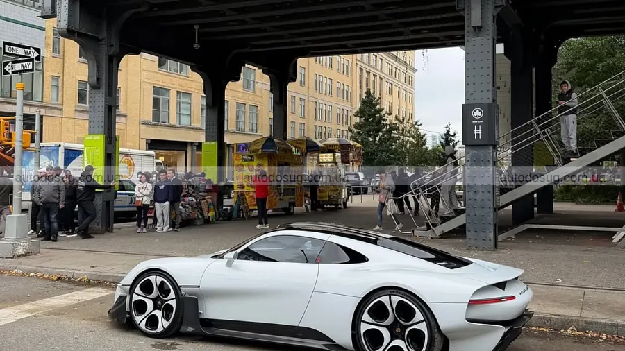 Низький силует Porsche Mission S вразив на вулиці