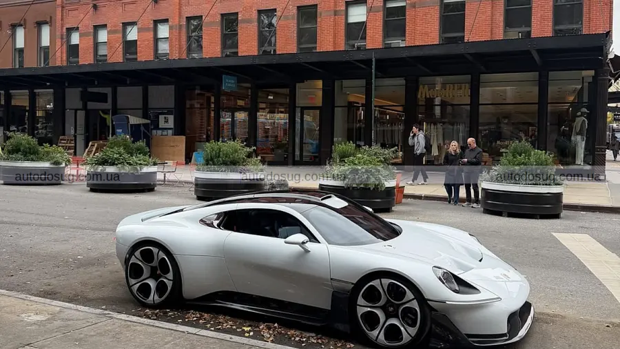 Низький силует Porsche Mission S вразив на вулиці