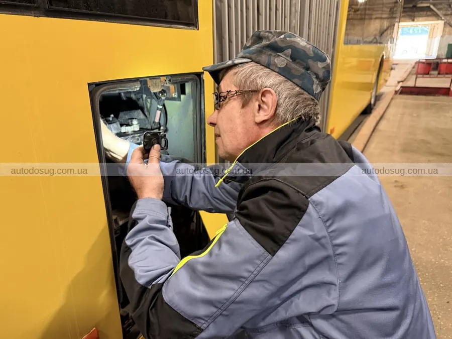 У Києві показали, як готують автобуси до рейсів