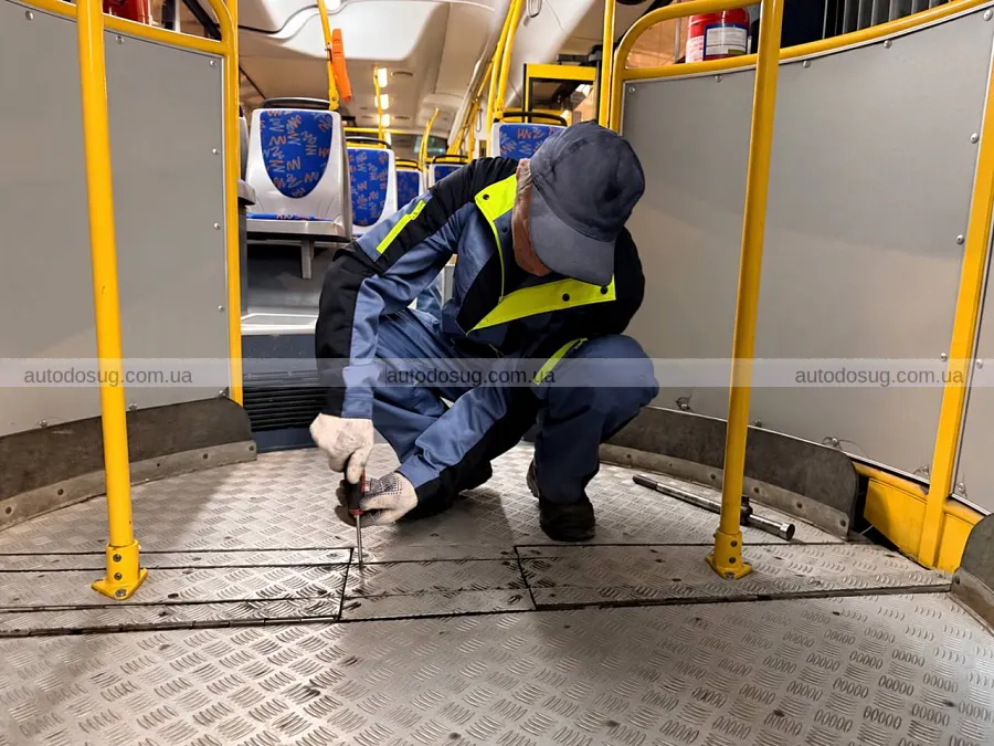 У Києві показали, як готують автобуси до рейсів