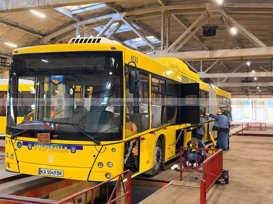 У Києві показали, як готують автобуси до рейсів