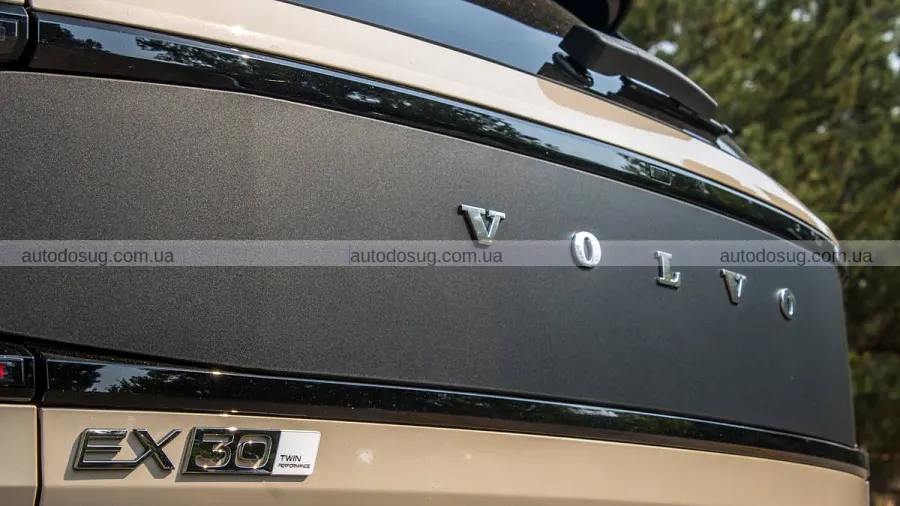 Volvo відкликає EX30 через ризик із підголівником